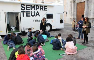 El Bus per la Llengua realitza la seua primera parada a Borriana per a continuar acostant el valencià a centenars d'escolars
