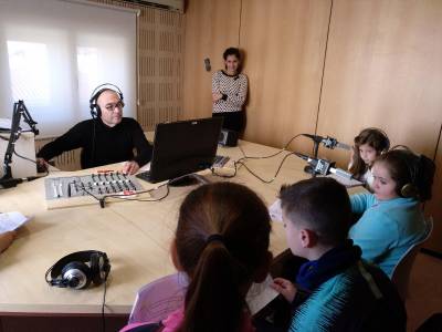 El projecte ?L?escola fa ràdio? arranca amb la gravació del primer programa a l?emissora municipal de Benicarló