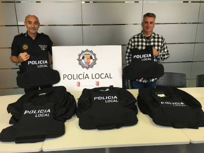 Xilxes dota de jupetns antibales a la plantilla de la Policia Local