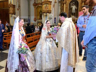 Ofrena de flors a la Mare de Du del Roser sota la pluja a Almassora