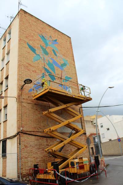 Arte por la memoria: una intervencin mural urbana sustituye la vieja placa franquista de un grupo de viviendas del Barranquet
