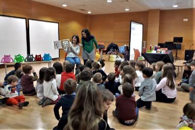 El taller «Emociona't en Família» congrega a más de 50 familias con la gestión de las emociones como protagonista