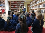 El ciclo de Infantil de La Mediterrània visita la biblioteca de Oropesa del Mar