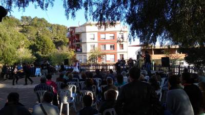 Baile, música, canciones y correfocs en la Nit Taronja de Almenara