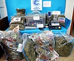 La Policía Nacional detiene a once personas y desarticula un centro de envasado y prensado de marihuana 