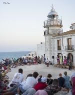 Ovación para 'Entre bobos anda el juego', en la segunda representación en el patio de armas del Festival de Teatro Clásico de Peñíscola