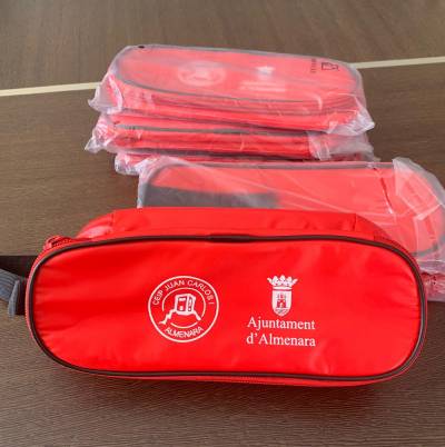 L'Ajuntament d'Almenarsa reparteix carmayoles entre els escolars perqu porten l'esmorzar a classe