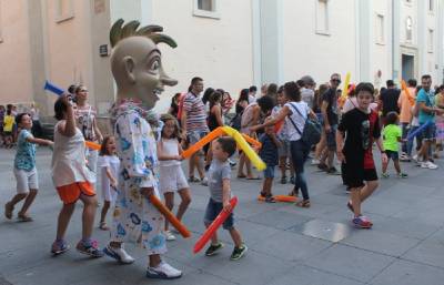 Els cabuts de la Merc tornen als carrers de Borriana i els xiquets i xiquetes els rebran amb 1.500 aplaudidors de plstic