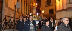 cientos-de-feligreses-salen-por-el-casco-antiguo-a-la-procesion-de-las-antorchas-de-la-virgen-de-lourdes