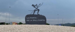 Les Coves de Vinrom finaliza la rotonda de la entrada sur con la instalacin de una escultura que da la bienvenida al territorio Valltorta 