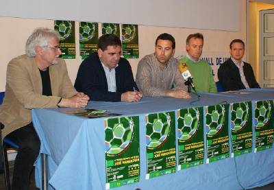 El centre Cultural Sagrada Familia acogi� la presentaci�n del II Trofeo de F�tbol Infantil Jos� Mangri��n