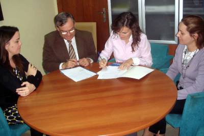 El Ayuntamiento firma un convenio con el IES Llombai contra el absentismo escolar