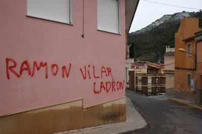 Realizan pintadas contra el ex alcalde Ram�n Vilar