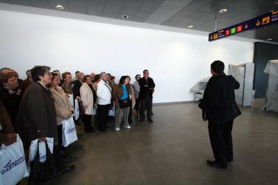 Los vecinos visitan la depuradora y el aeropuerto