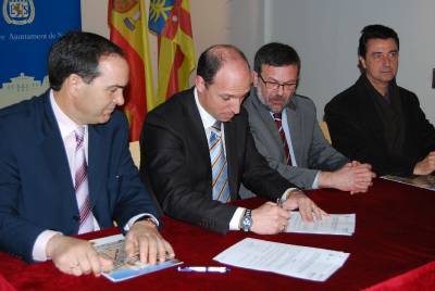 Lorenzo y Garc�a firman la cesi�n de la antigua variante de la N-340 