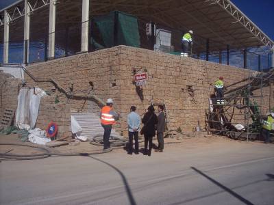 El Ayuntamiento act�a en el muro de La Pista para preservar su seguridad y reforzar su estabilidad