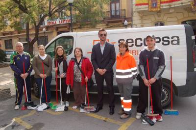 El Ayuntamiento reparte un kit de limpieza a los representantes falleros