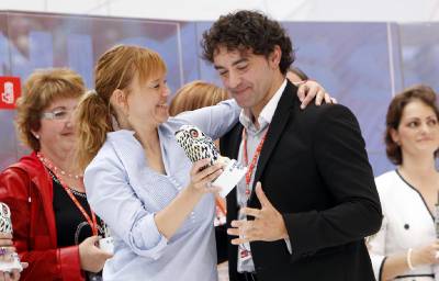 Leire Paj�n el entrega a Benic�ssim una distinci�n por incluir en el Plan E un  nuevo carril bici