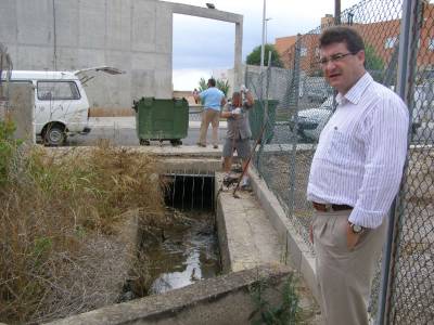 El Ayuntamiento instalar� un limpiarrejas autom�tico para mejorar el drenaje de la acequia Taronjera