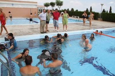 Medio centenar de personas participan en el bautismo de buceo que organiz� Cruz Roja