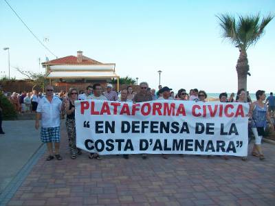 Alrededor de 500 personas se manifiestan en la playa en defensa de la costa