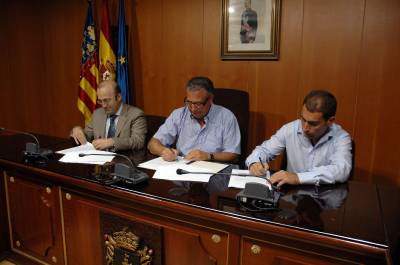 El Ayuntamiento firma las obras de urbanizaci�n de la avenida de La Plana