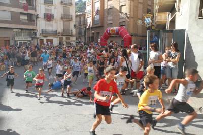 Mas de 350 participantes de todas las edades corrieron la XXIII Volta Popular a Peu a pesar del fuerte calor.