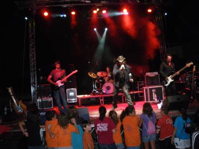 U2 x Please reune a cientos de vecinos en la zona deportiva