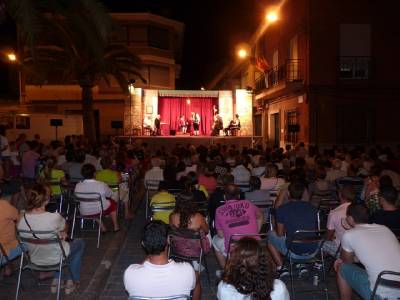 Juegos infantiles y teatro animan las fiestas