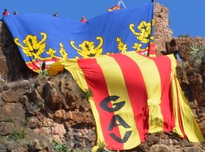 El Grup d'Acci Valencianista reivindica la Senyera desplegndola en el castillo de Almenara