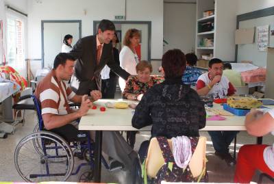 La directora del IVADIS visita el centro ocupacional de Rafalafena