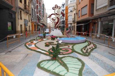 Las calles de Burriana lucen Cruces de Mayo y jardines