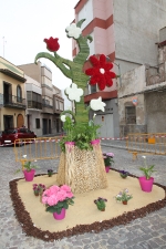 Las calles de Burriana lucen Cruces de Mayo y jardines
