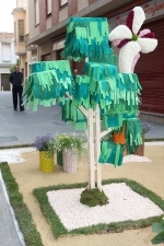 Las calles de Burriana lucen Cruces de Mayo y jardines