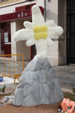 Las calles de Burriana lucen Cruces de Mayo y jardines