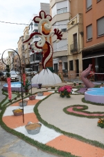 Las calles de Burriana lucen Cruces de Mayo y jardines