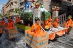 La sátira se adueña de las calles de Vila-real en la cavalgada de Festes