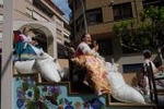 La sátira se adueña de las calles de Vila-real en la cavalgada de Festes