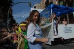 La sátira se adueña de las calles de Vila-real en la cavalgada de Festes