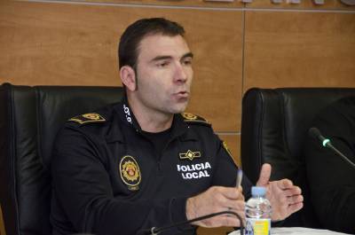 El Ayuntamiento condecora al jefe de la Policía Local