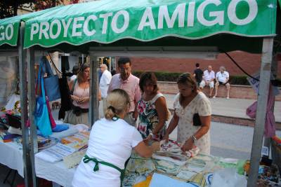 El mercadillo solidario de Proyecto Amigo se instala en Benicssim