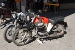 Los vehículos antiguos, el \'gos rater valencià\' y la ´mascletà\' completaron el programa festivo del domingo