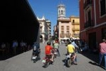Los vehículos antiguos, el \'gos rater valencià\' y la ´mascletà\' completaron el programa festivo del domingo