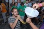 La Penya El Guetto organizó un concurso de beber cerveza con embudo