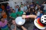 La Penya El Guetto organizó un concurso de beber cerveza con embudo