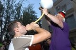 La Penya El Guetto organizó un concurso de beber cerveza con embudo