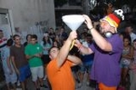 La Penya El Guetto organizó un concurso de beber cerveza con embudo