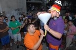La Penya El Guetto organizó un concurso de beber cerveza con embudo