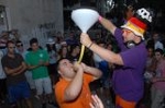 La Penya El Guetto organizó un concurso de beber cerveza con embudo