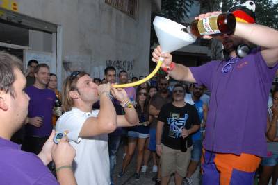 La Penya El Guetto organizó un concurso de beber cerveza con embudo